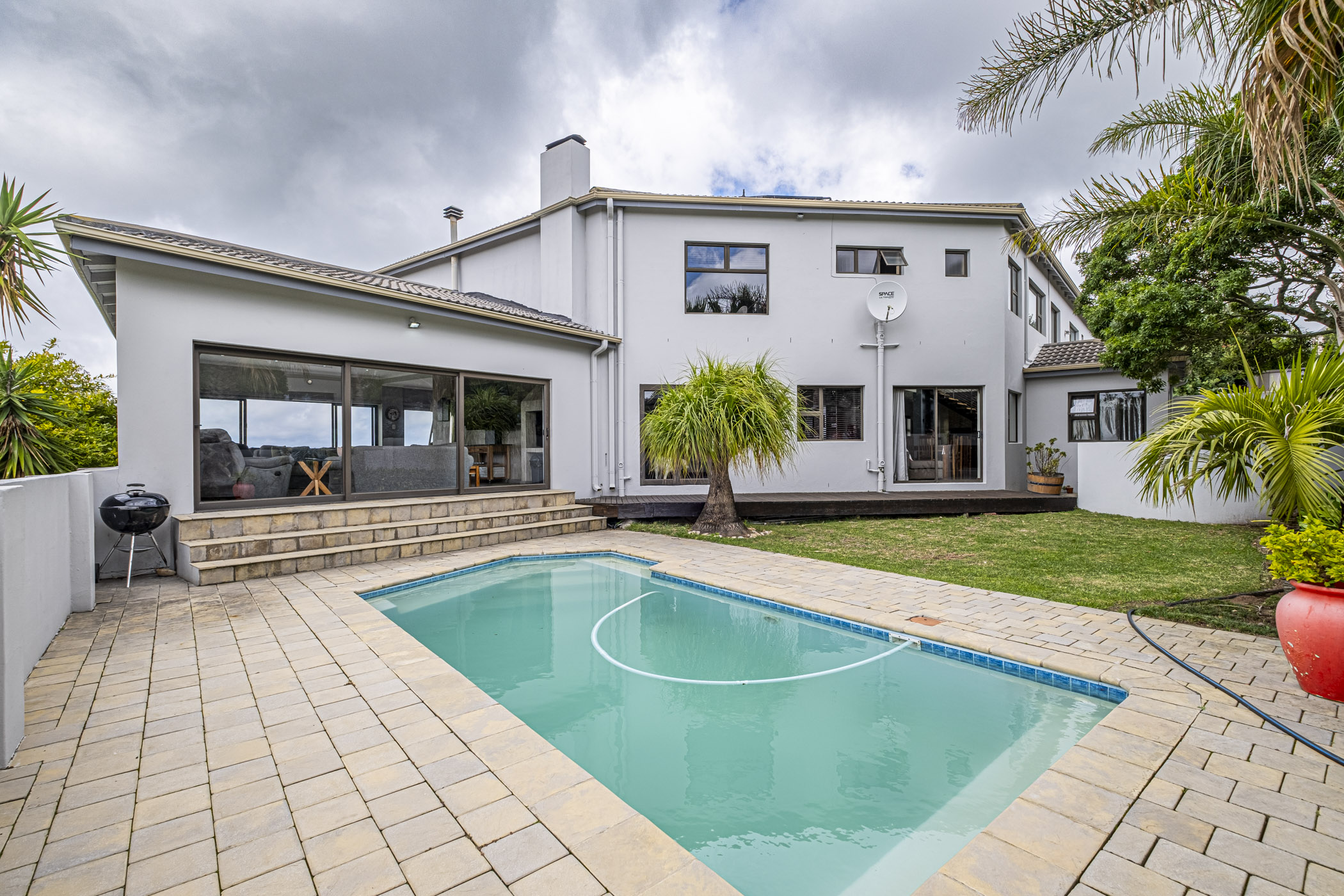 6 Bedroom Property for Sale in Lovemore Park Eastern Cape